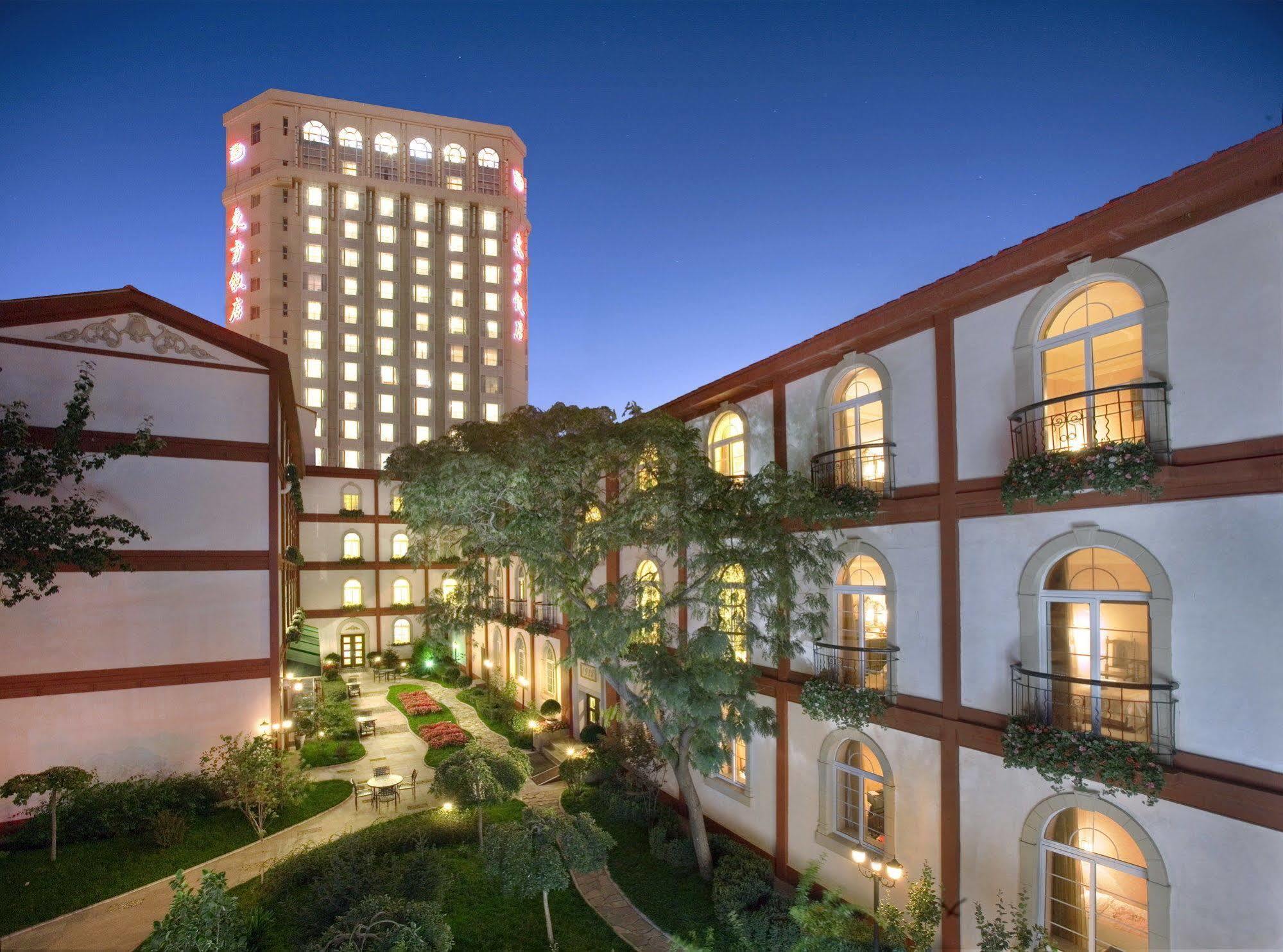 Dong Fang Hotel Pekín Exterior foto